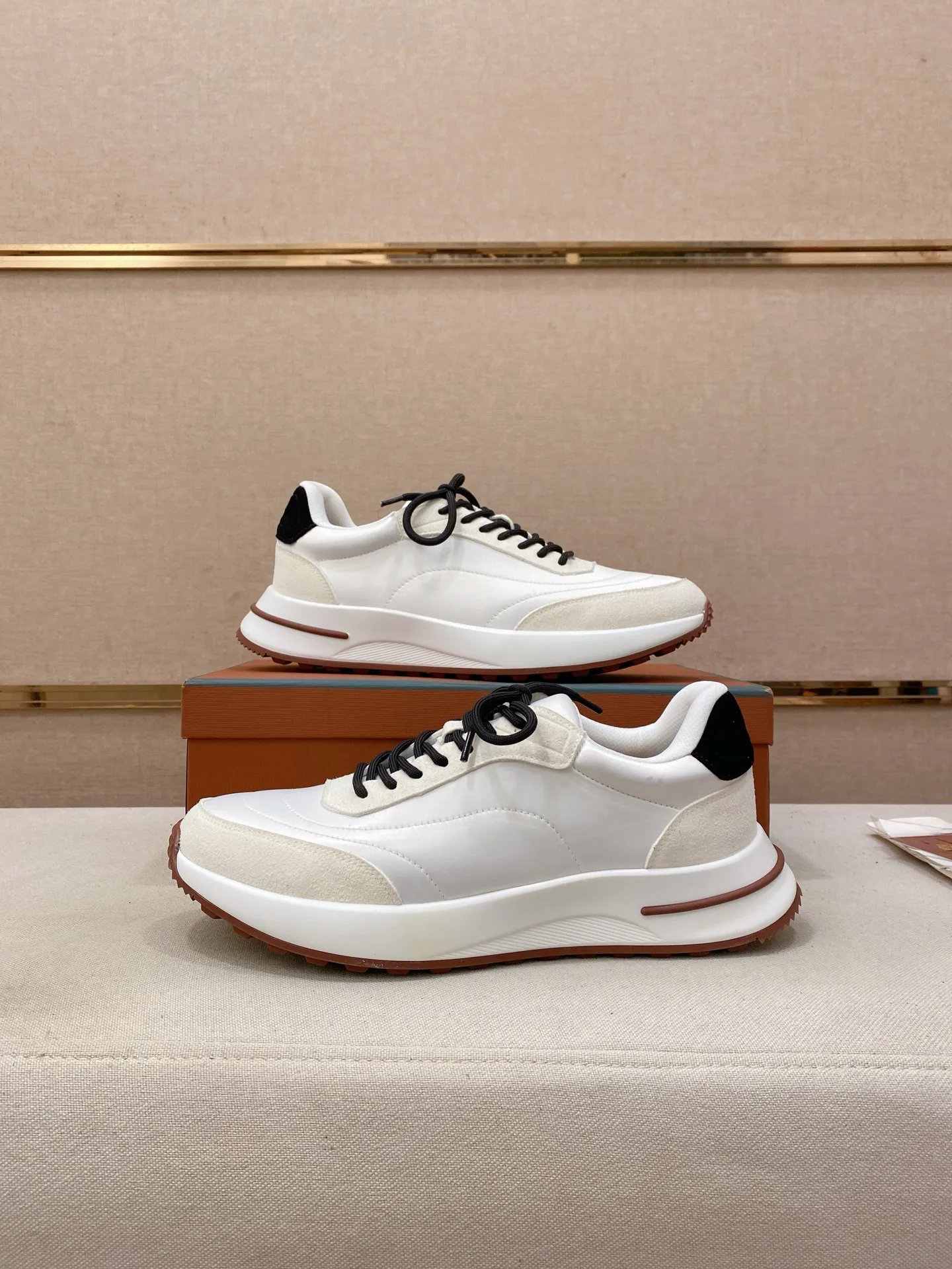 Men's shoes 💰: 462💰🔥𝐥𝐨𝐫𝐨 𝐏𝐢𝐚𝐧𝐚 lp classic loafers, an Italian treasure brand, the only brand that can match Hermès! Only after wearing it do we realize that we can’t live up to our feet. The upper is made of imported first-layer cowhide with breathable fabrics, water-dyed cowhide foot pads, and the official original glass rubber outsole and pendant. Exclusive original packaging (tag ➕ brand paper ➕ outer box ➕ hand bag) code number: 38-44. Can be customized 45-46